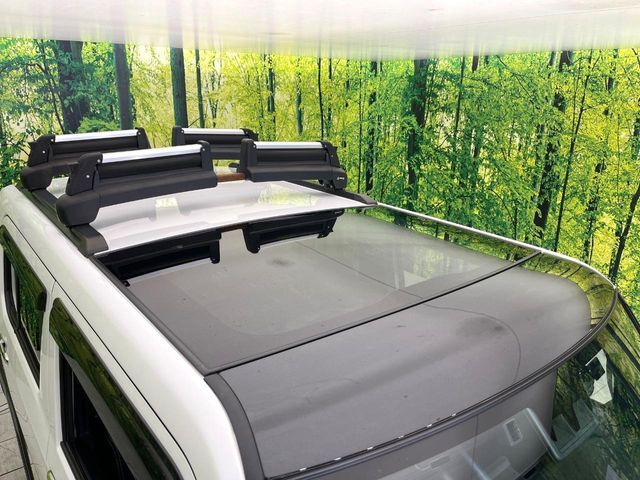 【ガラスルーフ】ガラスルーフ搭載で車内の解放感が一気にアップ！開放的なドライブをお楽しみいただけます。