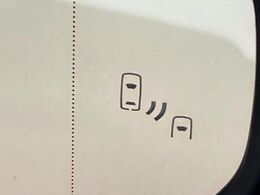 【ブラインドスポットモニター】走行中、ドアミラーの死角になりやすい箇所に後続車が接近するとサイドミラーのレンズに警告を表示！ドライバーに注意喚起をしてくれます。