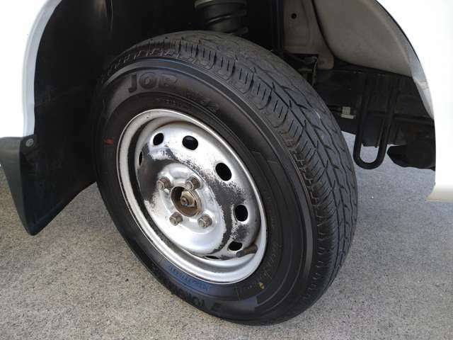 タイヤの残り溝はしっかり残っています。