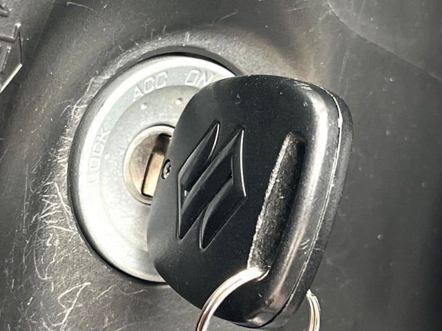 【キーレス】少し離れた場所からでもボタン一つでドアの開錠・施錠ができるのでとっても便利！ドアの鍵穴周りに傷をつけることもありません♪