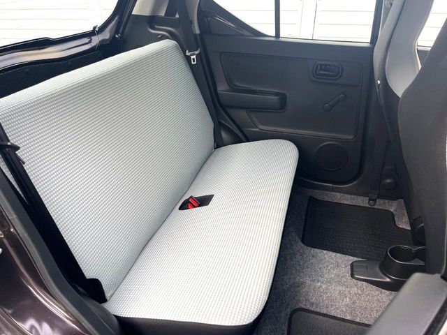 後部座席も気になるようなキズ・汚れやへたり等、大きなダメージはなく、良好な状態です。