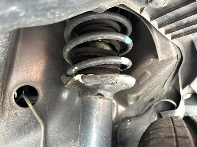 お車を安心してお乗りいただく為には、足回りの定期点検が欠かせません。サービスサポート（有償保証）では無料点検もご提供しており、安心のカーライフをお過ごしいただけるサポート体制が整っています。