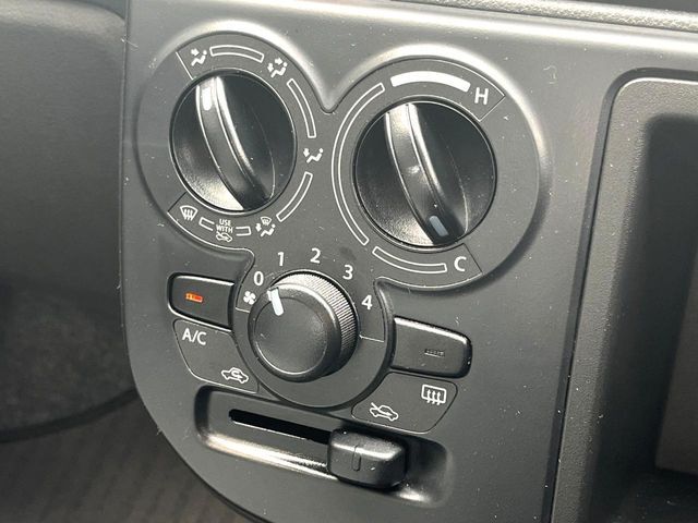 寒い冬も暑い夏も全席に快適な空調を届けてくれる、ダイヤル式エアコンを装備♪