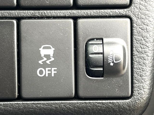 【横滑り防止装置】車両の横滑りを感知すると、自動的に車両の進行方向を保つように車両を制御します。雨の日など滑りやすい路面状況でも安全な運転が可能です。