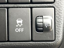 【横滑り防止装置】車両の横滑りを感知すると、自動的に車両の進行方向を保つように車両を制御します。雨の日など滑りやすい路面状況でも安全な運転が可能です。