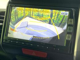 【バックカメラ】駐車時に後方がリアルタイム映像で確認できます。大型商業施設や立体駐車場での駐車時や、夜間のバック時に大活躍！運転スキルに関わらず、今や必須となった装備のひとつです！