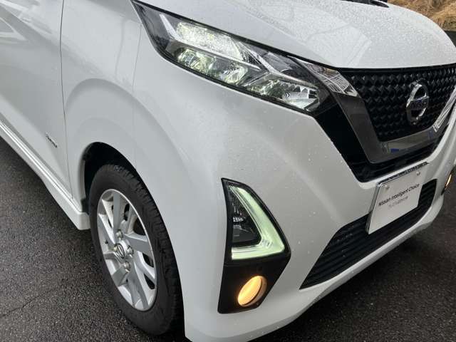 【LEDヘッドライト】高輝度LEDヘッドライトを装備していますので、雨天などの悪天候や夜間走行でも安心して運転できます！良好な視界を確保できるうえ、消費電力も抑えられています。