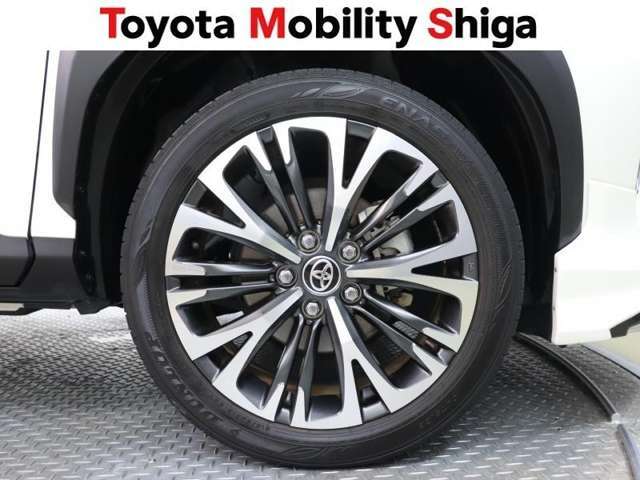 デザイン性に優れたトヨタ純正のアルミホイールを装着しております。