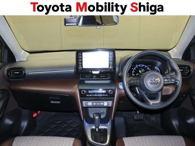 すっきりとしたデザインで上品な色使いの運転席周りですね。居心地の良い運転席、長く座ってられるリラックスできるデザインがいいですね。