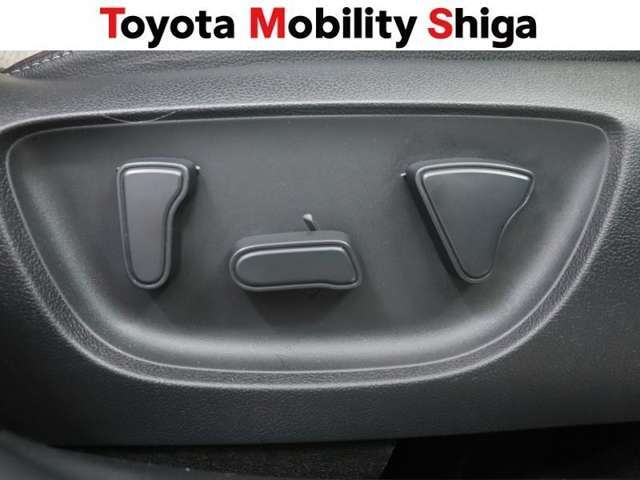 ドライビングポジションの調節に便利なパワ-シ-トを装備しています。