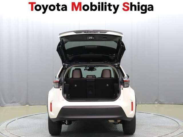 バックドアは跳ね上げ式ですので、雨天時の荷物の出し入れも雨に濡れにくいので便利ですよ。