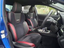 【RECARO製バケットシート】人間工学に基づいた面圧分布によって腰への負担や長時間運転時の疲労発生を軽減☆一目でレカロとわかるスポーティなルックスが特徴です。