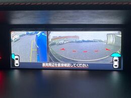 【フロント＆サイドカメラ】ドライバーから見にくい死角部分を映像で確認できる前方と左側面にカメラを装着。見通しがきかない場所や住宅密集地などを運転することが多い人におすすめの安心装備です。