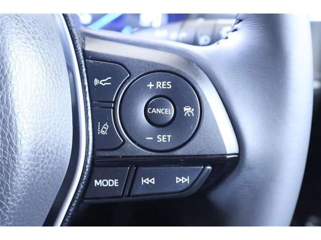 高速道路の走行が快適に！クルーズコントロールはレーダー追従式で前方の自動車との車間距離を自動で保ってくれる優れもの！更に快適なドライブをお楽しみください