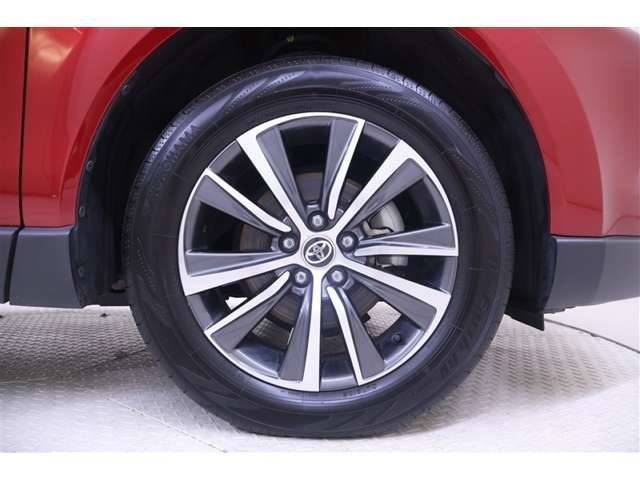 高級感を上げ、足元を引き締めてくれる純正アルミホイールは存在感バッチリ！タイヤサイズは225/60R18