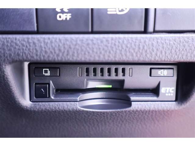 すっきりとインストールされた純正ビルトインETCはすっきり収まって使いやすさバッチリです