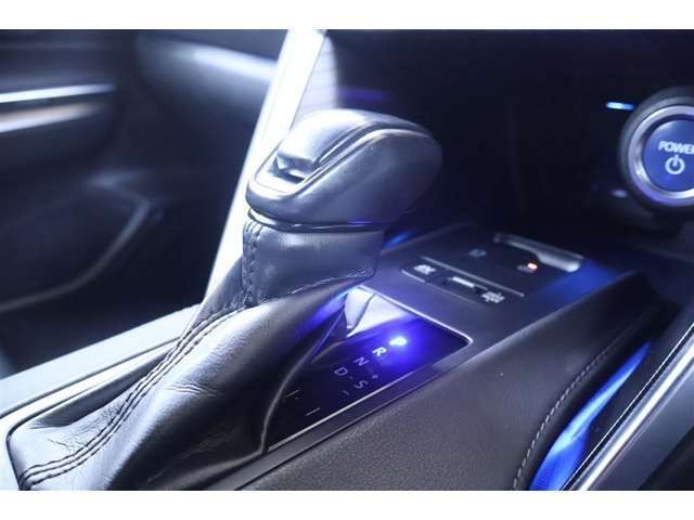 高級感のあるシフトレバー。電動パーキングブレーキ等の機能も搭載しています！