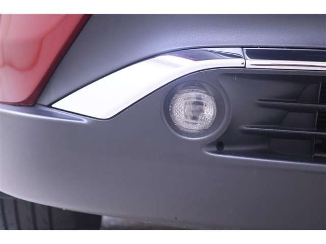 フロントフォグランプは、雨や霧などの悪天候時に、ヘッドランプの明るさを補助してくれます