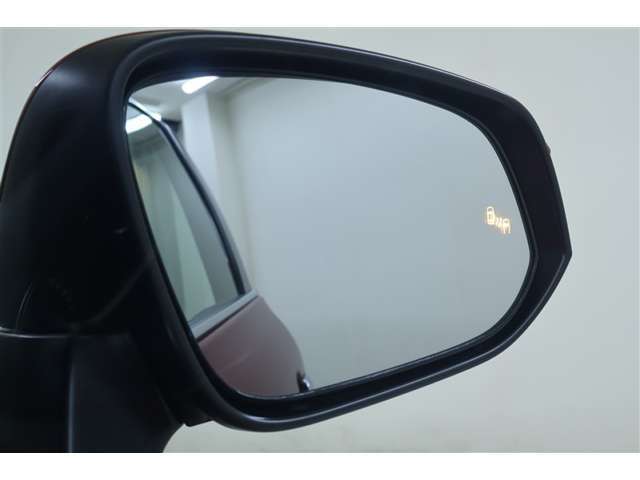 ウインカーミラーにはBSM（ブラインドスポットモニター）を搭載。隣を走る車両が死角に入るとLEDインジケーターを点灯。また、ウィンカーを出すとインジケーターも光って点滅！注意を促してくれます