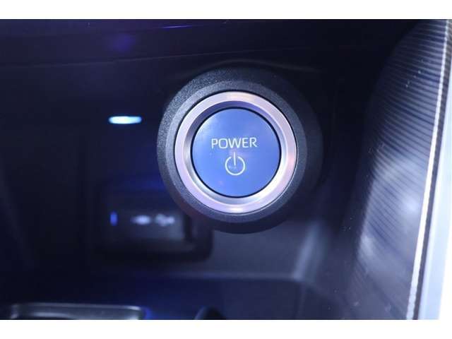 エンジン起動は、ブレーキを踏みながらパワースイッチを押すだけ。簡単操作でスマート発進！鍵を取り出す手間も省けますね。