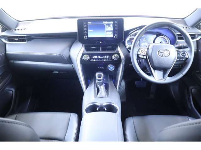 運転席から見たインパネ周りです。シートからはメーターはもちろん、広く周りを見渡せるフロントウィンド＆インパネはリラックスして運転に集中することが出来ます！