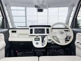 【インパネ】統一感のある洗練されたデザインのインパネ。操作パネルもドライバーを中心とした配置です。