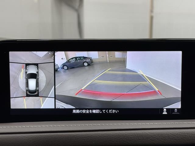 パノラミックビューモニターシステムが付いているので車の上から見た映像が確認できますよ。　一目で車両周辺の情報を確認できますが、直接安全をご確認下さい。