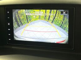 【バックカメラ】駐車時に後方がリアルタイム映像で確認できます。大型商業施設や立体駐車場での駐車時や、夜間のバック時に大活躍！運転スキルに関わらず、今や必須となった装備のひとつです！