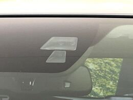 【スマートシティブレーキサポート】低速走行中に前方の車両等を認識し、衝突しそうな時は警報とブレーキで衝突回避と被害軽減をアシスト。より安全にドライブをお楽しみいただけます。