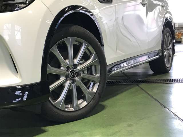 こちらはスタイリッシュな純正アルミホイールを装着しております☆