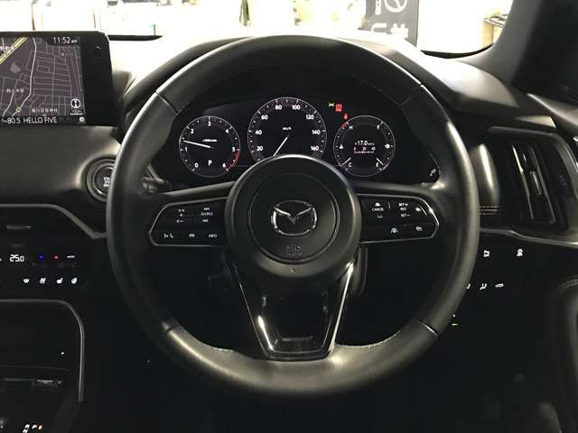 ご覧のようにステアリングスイッチが付いており、ハンドルから手を離さずに簡単なオーディオ操作が容易にできます☆