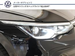 【テクノロジーパッケージ】対向車や前走行車を認識し、マトリックスモジュールに搭載されたLEDを個別に制御照射する先進のライティングテクノロジーを搭載。