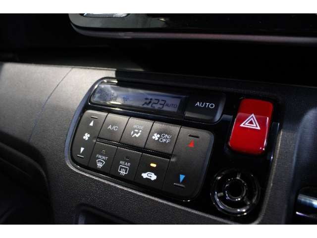 オートエアコンが搭載されております！！車内を快適な温度に保つことが出来ます♪