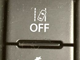 【車線逸脱抑制機能】高速道路走行時、車線からはみ出しそうな時にステアリングを制御し車線内を走行する様にアシスト。より安全な運転をサポートしてくれます！