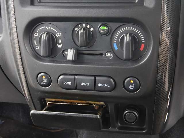 エアコン操作パネルと2WD/4WDの切替スイッチ♪運転席シートヒータースイッチ♪灰皿とシガーライター♪