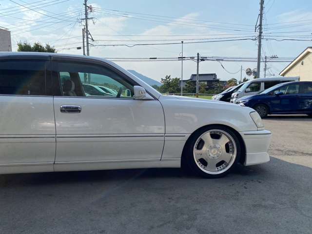 人気のパールホワイトです♪清潔感のある色で洗車するだけで輝きが蘇る色です♪