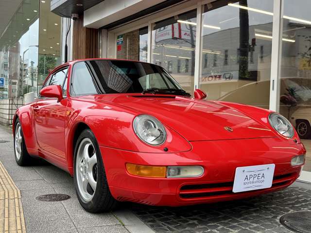 ポルシェ959にも似たヘッドライトのデザインはこれまでの911に比べて傾斜角がついてイメージ刷新！当時は賛否両論！ボディカラーは伝統色『ガーズレッド』を選択し王道の真っ赤なポルシェ◎屋内ガレージ保管！