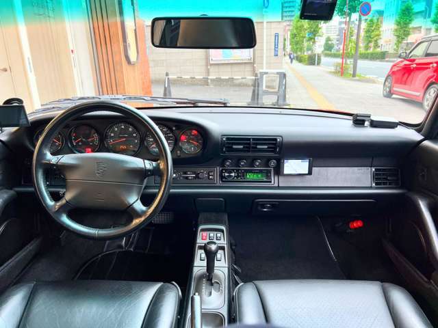 993までのインパネはクラシック911の流れを色濃く残すデザインが踏襲されている！室内はスッキリと綺麗で清潔感が漂う◎ボディと一体成型されるダッシュボードやハイバックシート等はこれまでの911を踏襲！