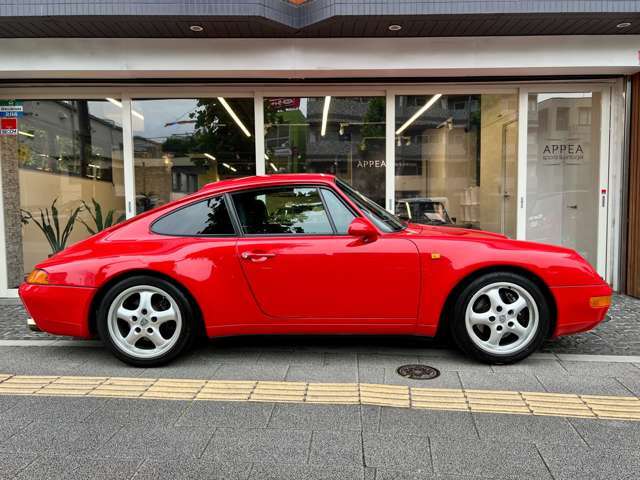 993に進化しての最大の変更点はリアサスがマルチリンク式に！リアに荷重がかかるメカニカルレイアウト上の弱点をカバーしライバルに対抗すべく措置◎適切な駆動力伝達とコーナリング安定性と操縦性向上を図った！
