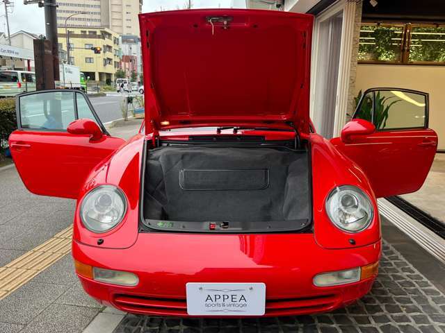 964に比べFフェンダーはよりワイドかつフラットな形状が993の特徴◎ラゲッジコンパートメントリッドが短くなったため964まで装備されていたボディとバンパー間のブラックラバーリップは取り除かれました！