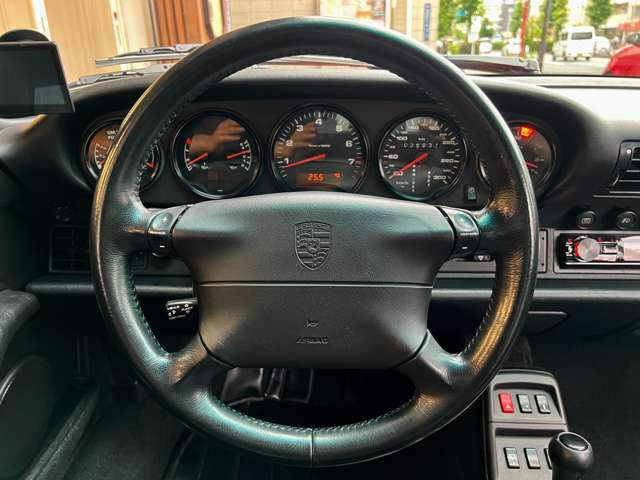 964初期タイプのTipからステアリングのスイッチでもシフトチェンジが行えるTip-Sへと進化◎変速もスムーズでARQRAY製ツインマフラーと相まって高揚感も◎メーターレンズはヒビや曇りも無く綺麗！