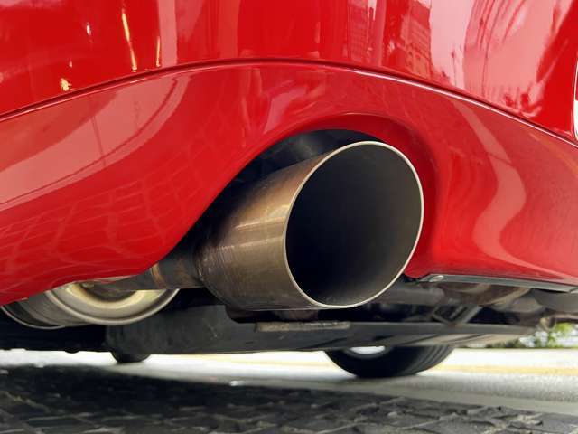 ガソリン給油口周辺も錆浮きや塗装の劣化も見当たらない！大切にされて来た証◎993からは2万キロ毎必須とされていたタペット調整がロッカーアームに油圧ラッシュアジャスターが採用されてメンテナンスフリーに！