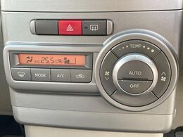 【オートエアコン】一度お好みの温度に設定すれば、車内の温度を検知し風量や温度を自動で調整。暑い…寒い…と何度もスイッチ操作をする必要はありません。快適な車内空間には必須の機能ですね♪