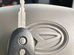 【キーレス】少し離れた場所からでもボタン一つでドアの開錠・施錠ができるのでとっても便利！ドアの鍵穴周りに傷をつけることもありません♪