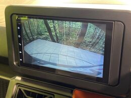【バックカメラ】駐車時に後方がリアルタイム映像で確認できます。大型商業施設や立体駐車場での駐車時や、夜間のバック時に大活躍！運転スキルに関わらず、今や必須となった装備のひとつです！