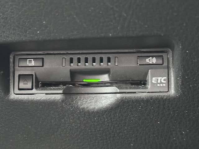 【ビルトインETC】を搭載。高速走行をスムーズにしてくれます。土日の利用料金の割引はもちろん、遠出したくなりますよ♪