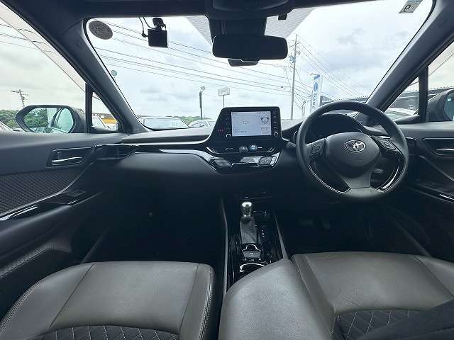 運転席はアイポイントが高く、非常に見晴らしの良いコックピットはロングドライブに最適です。