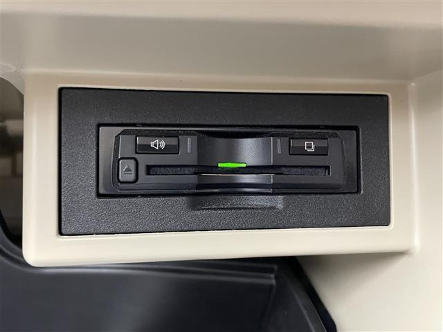 【ETC】有料道路を利用する際に料金所で停止することなく通過できる、ETC車載器（ノンストップ自動料金収受システム機器）が装備されています。セットアップを行うことで利用可能になります。