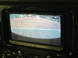 【バックカメラ】駐車時に後方がリアルタイム映像で確認できます。大型商業施設や立体駐車場での駐車時や、夜間のバック時に大活躍！運転スキルに関わらず、今や必須となった装備のひとつです！