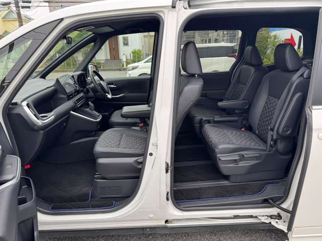 弊社指定業者によるルームクリーニング実施☆エンジンルームから車内まで無料クリーニング♪ご納車前のボディコーティングも専門の業者が常駐しておりクオリティの高いコーティングを低価格にてご提供しております♪